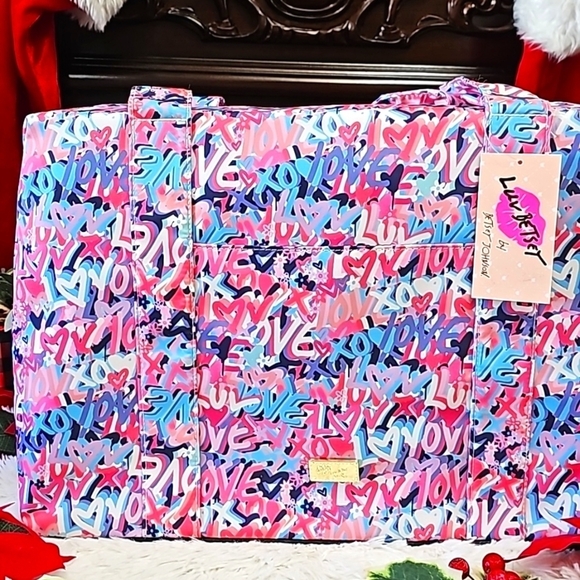NWT PINK/MULTICOLOR QUILTED NYLON GRAFFITI LVU BETSEY  WEEKENDER - Picture 1 of 6